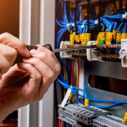 Nos spécialistes interviennent aussi bien pour le courant fort que pour le courant faible Intervention d'un. électricien sur un tableau électrique