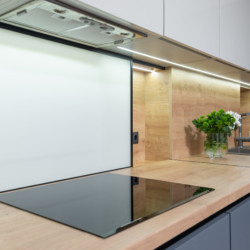Installation électrique complète pour cuisine Cuisine, hotte de ventilation, éclairage intégré, plaque de cuisson vitrocéramique, plan de travail en bois