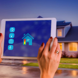 Avec la domotique, gérez l'ensemble des solutions pour le confort, la sécurité et les communications de votre habitation Tablette de commande domotique