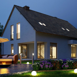 Installations d'éclairages dans votre jardin pour vos soirées estivales Éclairages LED ronds dans le jardin devant une maison individuelle le soir avec une vasque de feu